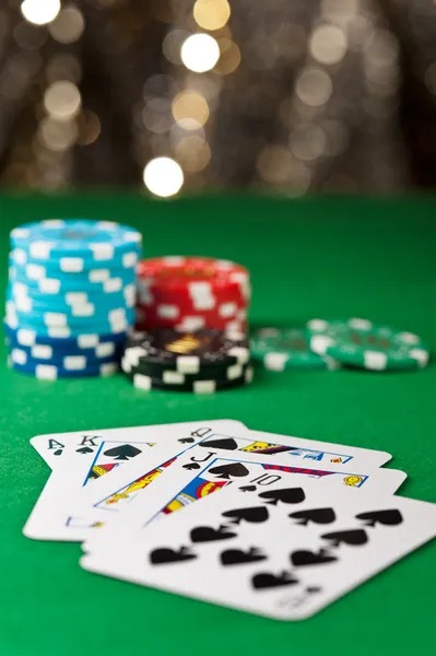 lunatogel link platform features live dealers, sportsbook, and slot games